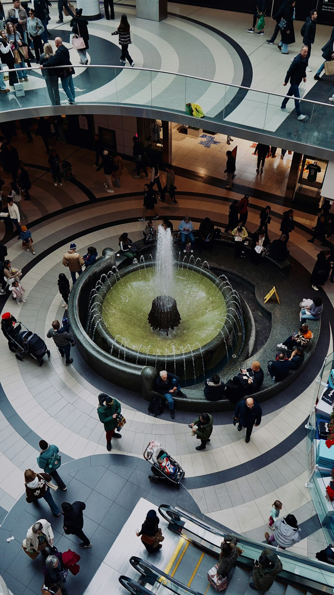 Interieur de centre commercial avec visiteurs