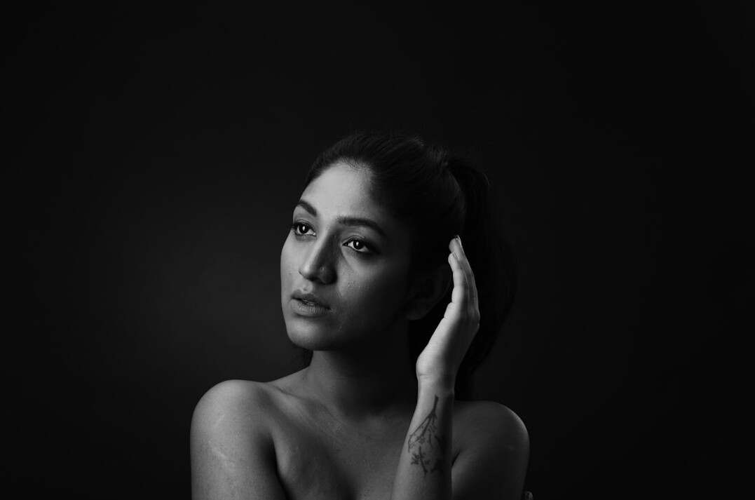 Portrait studio d'une femme analyste de données belge