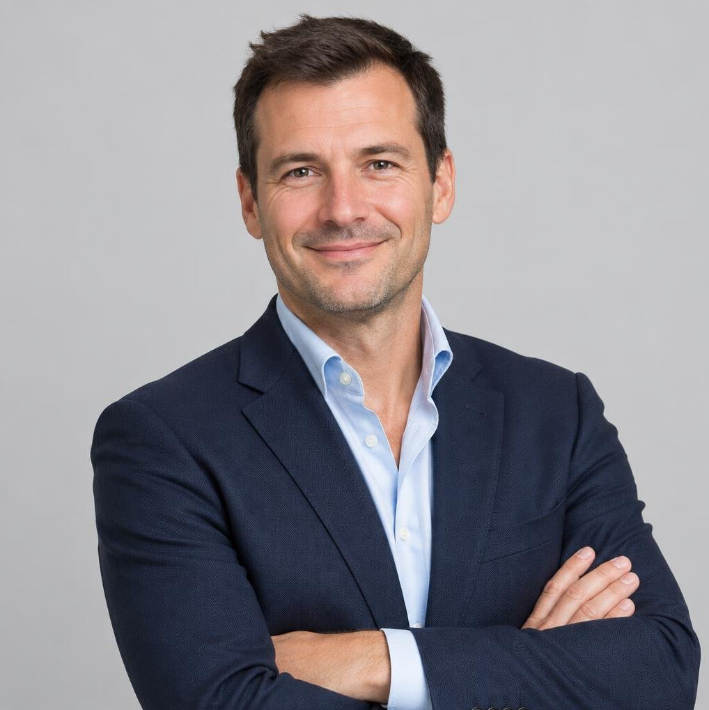 Portrait studio d'un homme d'affaires belge souriant